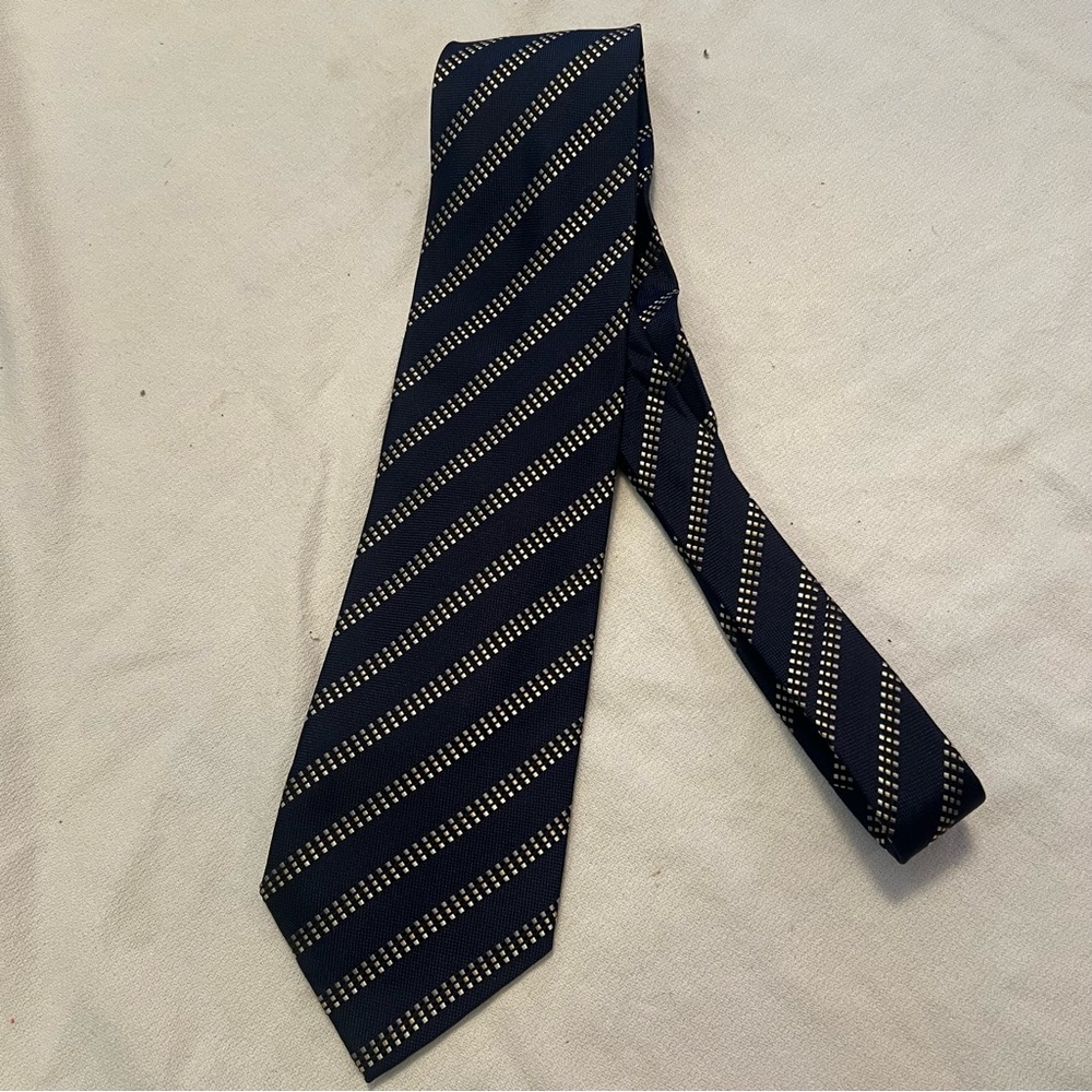 Elegant Navy Striped pure silk Tie